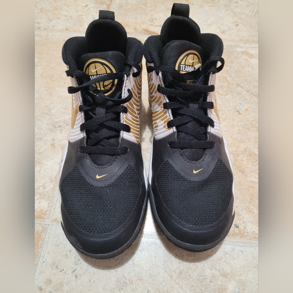 Nike Kids TEAM HUSTLE Sneakers Black and Gold